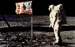 Астронавт Олдрин у флага