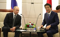  Владимир Путин с премьер-министром Японии Синдзо Абэ.