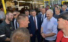 Во время встречи с рабочими МАЗа
