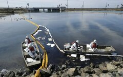 Разлив нефти у Хантингтон-Бич
