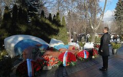 Медведев у могилы Ельцина
