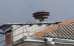 Сирена системы оповещения на крыше здания в России