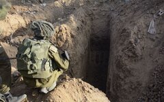 Израильский военный около входа в тоннели ХАМАС