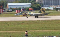 Истребитель Су-35 на взлетной полосе 