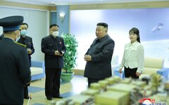 Ким Чен Ын в сопровождении своей дочери посетил Национальное агентство космическ