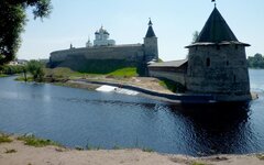 Вид на Псковский Кром с противоположного берега реки Псковы 