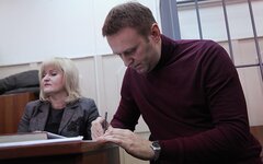 Ольга Михайлова и Алексей Навальный во время судебного процесса