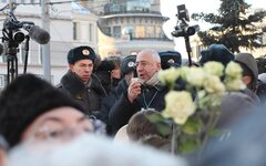 Журналист Николай Сванидзе просит не создавать давки © KM.RU, Алексей Белкин