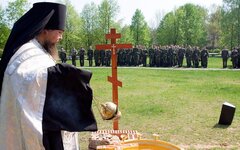 Священник перед строем солдат © KM.RU