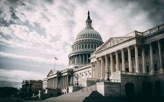 Правительство США приостановило        работу