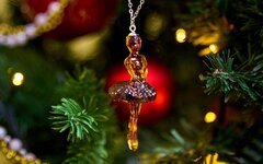 Калининградский комбинат выпустил новогодние игрушки из янтаря