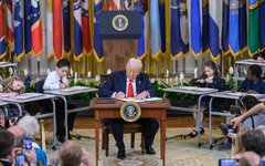 Дональд Трамп подписывает документ о ликвидации Министерства образования США