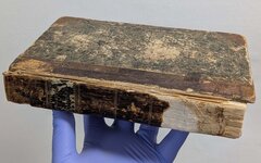 Экспонат книги с переплетом из кожи преступника IXX века