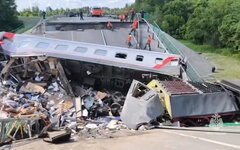 Обрушение моста на пассажирский поезд в Брянской области