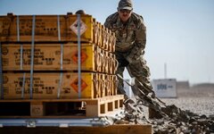 Военный США грузит боеприпасы