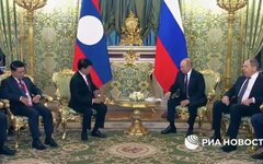 Президент Лаоса Тхонглун Сисулит подарил Владимиру Путину двух слонов