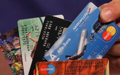 Россияне не смогут оформить на себя более 10 банковских карт
