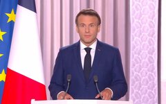 Кадры из видеотрансляции на официальном сайте президента Франции
