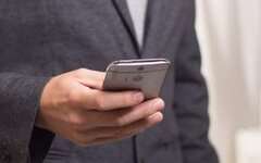 В метро Петербурга пассажиров просят показать включенный экран телефона