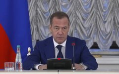 Медведев стал главным редактором новых учебников по обществознанию