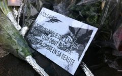Цветы на месте происшествия, фото пользователя twitter @matthewwprice