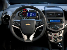 Chevrolet Sonic. Руль, передняя панель, центральная консоль Chevrolet Sonic. Руль, передняя панель, центральная консоль