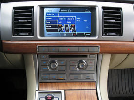 Центральная консоль Jaguar XF. Фото Auto.km.ru Центральная консоль Jaguar XF. Фото Auto.km.ru