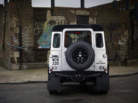 Трехдверный Land Rover Defender Raw Limited Edition. Зад-фронт Трехдверный Land Rover Defender Raw Limited Edition. Зад-фронт