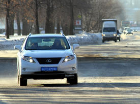 Lexus RX 350 на дороге Lexus RX 350 на дороге