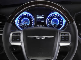 Chrysler 300 (2011). Рулевое колесо и датчики приборной панели Chrysler 300 (2011). Рулевое колесо и датчики приборной панели