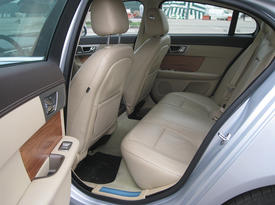 Пассажирские сиденья Jaguar XF. Фото Auto.km.ru Пассажирские сиденья Jaguar XF. Фото Auto.km.ru