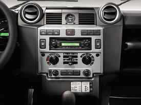 Трехдверный Land Rover Defender Raw Limited Edition. Центральная консоль Трехдверный Land Rover Defender Raw Limited Edition. Центральная консоль