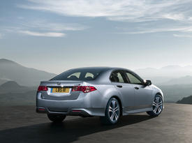 Honda Accord (2012). Вид сзади Honda Accord (2012). Вид сзади