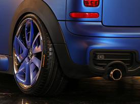 MINI Clubman Cooper S Schmidt Revolution. Задний диск и выхлопная труба MINI Clubman Cooper S Schmidt Revolution. Задний диск и выхлопная труба
