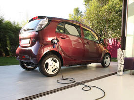 Mitsubishi i-MiEV на подзарядке. Зад-бок Mitsubishi i-MiEV на подзарядке. Зад-бок