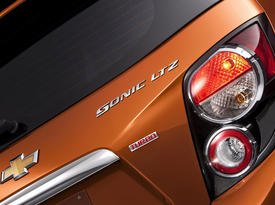Chevrolet Sonic. Фонарь и шильдик Chevrolet Sonic. Фонарь и шильдик