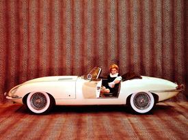 Jaguar E-Type. Вид сбоку