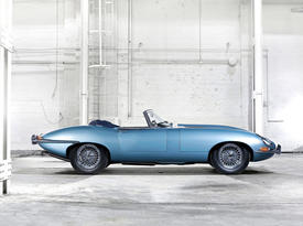 Jaguar E-Type в павильоне. Вид сбоку