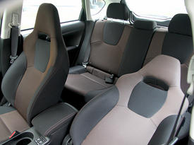 Subaru Imperza XV. Пассажирские сиденья. Фото Auto.km.ru