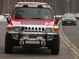 Юлия Шилова за рулем своего красного 