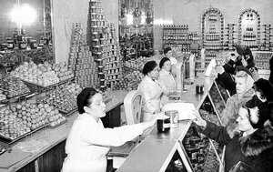 Отдел фруктов Гастронома №2. Декабрь 1956