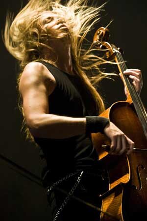 Gallery Apocalyptica в Москве чуть не разбила свои виолончели