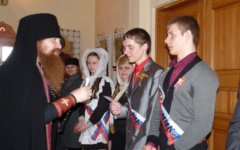 Священник и школьники. Фото с сайта arh-eparhia.ru