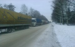 Пробка на трассе М10. Фото с сайта vk.com Пробка на трассе М10. Фото с сайта vk.com