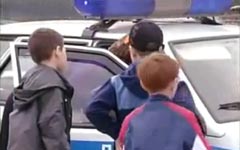 Власти «по привычке» чуть не разогнали детский митинг в честь Дня Победы