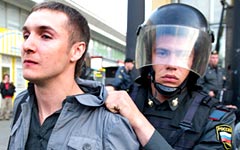 Разгон полицией лагеря оппозиции на Чистых прудах © РИА Новости, Илья Питалев Разгон полицией лагеря оппозиции на Чистых прудах © РИА Новости, Илья Питалев