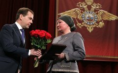 Дмитрий Медведев и вдова Магомеда Гайирханова. Фото пресс-службы президента РФ Дмитрий Медведев и вдова Магомеда Гайирханова. Фото пресс-службы президента РФ