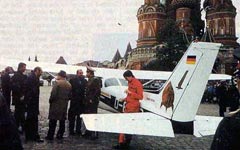 Матиас Руст и его «Сессна-172» на Красной площади в Москве Матиас Руст и его «Сессна-172» на Красной площади в Москве