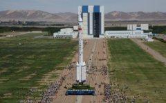 Ракета-носитель «Чанчжэн-2F» с кораблем «Шэньчжоу-9». Фото с сайта cnsa.gov.cn