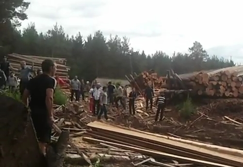 Конфликт в Демьяново. Стоп-кадр с видео на YouTube Конфликт в Демьяново. Стоп-кадр с видео на YouTube